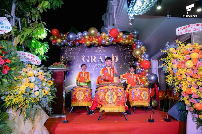 Đội múa lân biểu diễn tại lễ khai trương F-Event